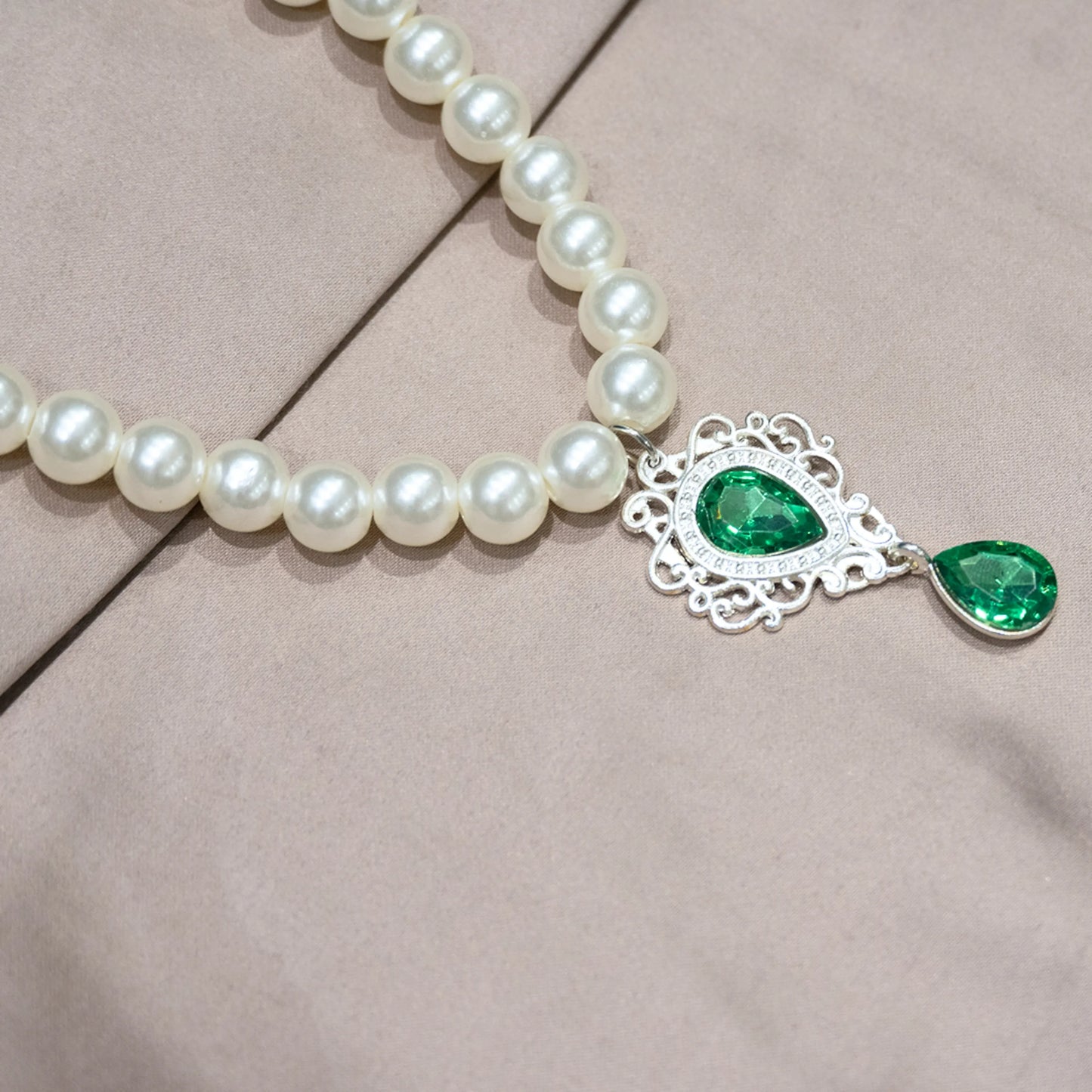 Pet pearl necklace with green semi-precious gemstone pendant