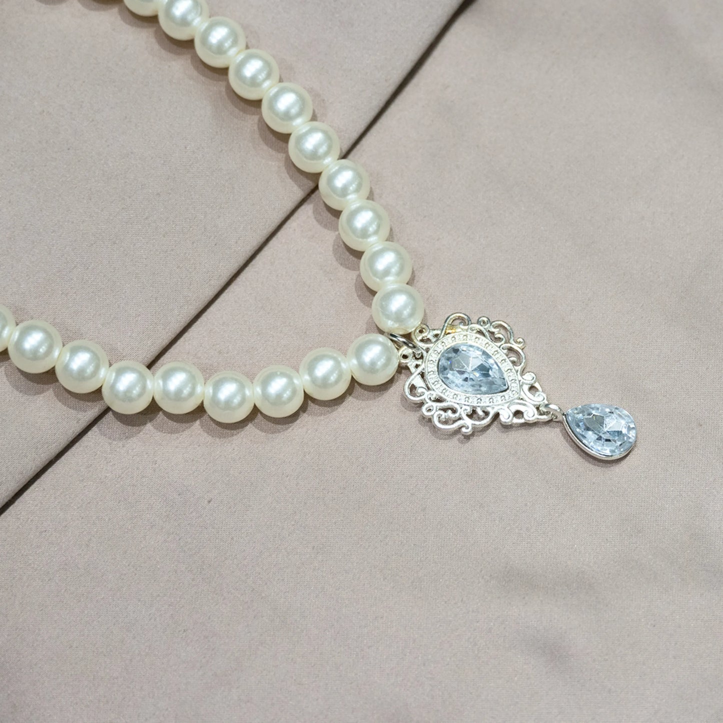 Pet pearl necklace with white semi-precious gemstone pendant